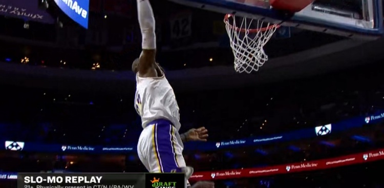 PP电子导航-这马上要41岁了！詹姆斯转换三大步单臂战斧劈扣 梦回当年！