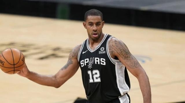 PP模拟器免费试玩-大结局？阿尔德里奇底薪加盟篮网 联手三巨头冲冠