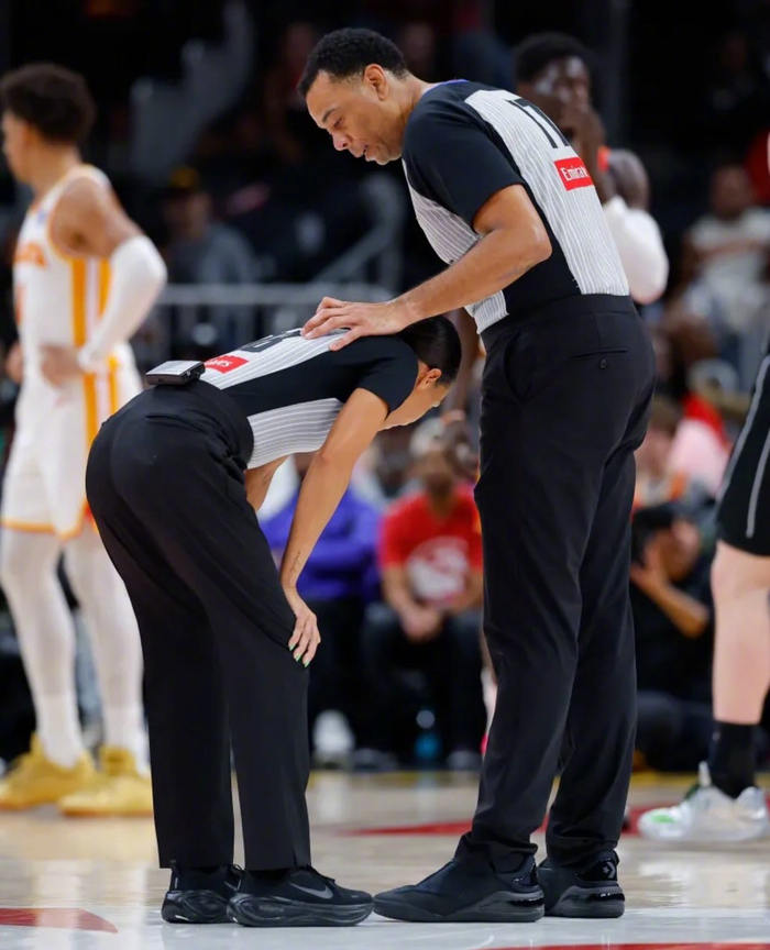 PP电子导航-裁判穿鞋引热议，职业规范受关注_新浪新闻